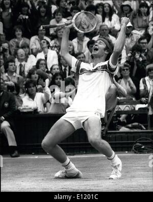 Juillet 07, 1981 - McEnroe remporte le titre à Wimbledon : L'Américain John McEnroe est devenu le champion de Wimbledon le samedi, quand il a battu le détenteur du titre au cours des cinq dernières années, Bjorn Borg. 6-4, 6-7, 6-7, 4-6. Photo montre John McEnroe au moment de victoire après avoir remporté le titre sur les hommes centre court de Wimbledon. Banque D'Images