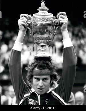 Juillet 07, 1981 - McEnroe remporte le titre à Wimbledon : L'Américain John McEnroe est devenu le champion de Wimbledon le samedi, quand il a battu le détenteur du titre au cours des cinq dernières années, Bjorn Borg. 6-4, 6-7, 6-7, 4-6. Photo montre John McEnroe au moment de victoire après avoir remporté le titre sur les hommes centre court de Wimbledon. Banque D'Images