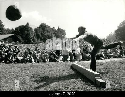 Juillet 07, 1981 - jets de pierre d'Unspunnen festival : La pierre d'Unspunnen pèse 83,5 kg et il a été jeté sur 1,10 m par agriculteur Josef Kuttel à jets de pierre d'Unspunnen festival le week-end dernier. Cet événement traditionnel à Interlaken (Oberland Bernois) a lieu tous les deux ans (la dernière fois c'était en 1976) et la plupart du temps va de pair avec la lutte Suisse festival et le festival de costumes traditionnels. Photo montre Kuttel lancer de la grosse pierre - c'est pas de sport pour hommes faibles ! Banque D'Images