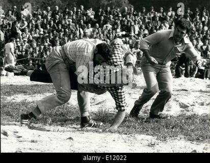 Juillet 07, 1981 - Swiss wrestling festival à Unspunnen : Leo Betschart chemise à carreaux , ici en lutte avec Jörg Schneider, a w Banque D'Images