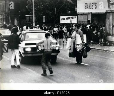 Juillet 07, 1981 - La Queue pour les pillages pendant la ricing dans les rues de texteh, près de Liverpool de lundi. Pillard se formaient queares' après les mobs a évolué. Les hommes et les femmes ordinaires à selles dans leur ligne et ébéniste tour pour entrer dans Stanley une bijouterie et un magasin de marchandises d'au Park Road, toxteth, photo montre une femme se flétrissent ses bras pleins de sacs marche loin de la file d'attente de pilleurs de Toxteth. Banque D'Images