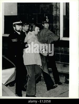 01 mai 1981 - Bradford en Angleterre ; Sweats Peter Sutcliffe, 35 de Bradford, Yorkshire, escorté par la police est conduit dans Dewsbury cour d'être accusé de meurtre de 13 victime de l'Éventreur du Yorkshire. Banque D'Images