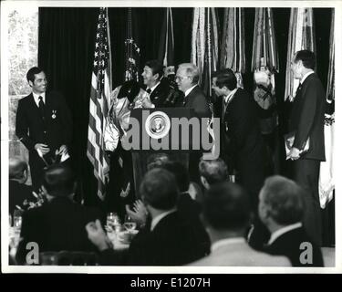 Mai 05, 1981 - l'honneur de l'astronaute de la Maison Blanche à Washington, D.C. 5/19/1981. Le président ronald w. Reagan est illustré à l'occasion d'un déjeuner à la maison blanche aujourd'hui pour l'équipage de la navette spatiale Columbia et l'administrateur de la NASA. sjown de gauche à droite sont : l'astronaute Robert crippen, le président Reagan ; l'administrateur de la NASA, le Dr Alan M. Lovelace : L'astronaute John w. les jeunes, et le vice-président George Bush. Banque D'Images