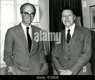 08 août 1981 - Le secrétaire américain de la défense Weinberger visites Ministère de la Défense : M. Casper Weinberger, le secrétaire à la défense des États-Unis qui est sur une visite de trois jours à Londres, a effectué une visite au ministère de la Défense à Whitehall. Il a été accueilli à son arrivée par M. John Nott. Le secrétaire d'État à la défense : La photo montre la secrétaire d'État à la défense, M. John Nott, à gauche au cours de sa rencontre avec le secrétaire américain de la Défense, M. Casper Weinberger, au ministère de la Défense à Londres aujourd'hui. Banque D'Images