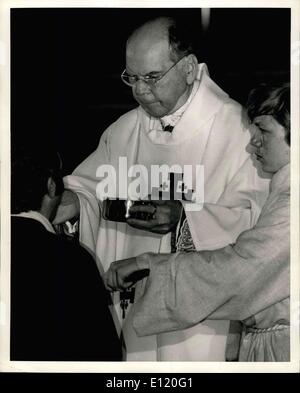 13 mai 1981 New York City --- -- Humain-animal- amour authentique de la Cathédrale St Patrick -- Le Cardinal Terence Cooke donnant la Communion après un service de prière et de masse au repos à la tentative d'assassinat du pape Jean Paul II plus tôt aujourd'hui à Rome. Le Pape a été grièvement blessé. Banque D'Images