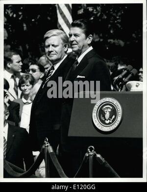 21 mai 1981 - Le Chancelier allemand Schmidt et Reagan : à l'Ouest, le chancelier Helmut Schmidt et le président Ronald Reagan W. sont affichées dans les cérémonies d'arrivée ici à la Maison Blanche aujourd'hui pour le leader allemand. Schmidt se réunira avec Reagan et d'autres hauts fonctionnaires du gouvernement sur ses 4 jours de visite ici. Banque D'Images