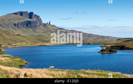 Le STORR ET VIEIL HOMME DE STORR LOCH LEATHAN AVEC AU PREMIER PLAN L'ÎLE DE SKYE ECOSSE Banque D'Images