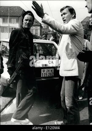 30 août 1981 - Expliquer l'action : film français réalisateur Yves film réalisateur Yves Boisset explique l'action à l'acteur non identifiés pendant le tournage de son film ''espion, levetoi'' à Zurich ces jours-ci. Banque D'Images