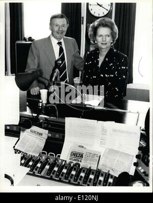 Septembre 09, 1981 - 13 h Le J.Y. Programme ; le Premier ministre Mme Margaret Thatcher, a appelé aujourd'hui Jimmy Young à Broadcasting House d'être interrogé sur son programme, sur BBC Radio 2. Sur la photo, Mme Thatcher rencontre Jimmy Young dans son studio à la maison avant le début de l'entrevue de ce matin. Banque D'Images