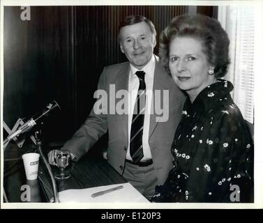 Septembre 09, 1981 - 13 H LE J.Y. Programme : le premier ministre, Mme Margaret Thatcher, a appelé aujourd'hui Jimmy Young à Broadcasting House d'être interrogé sur son programme, sur BBC Radio 2. PHOTO MONTRE : Mme Thatcher et Jimmy Young se préparent à commencer l'entrevue à la maison ce matin. Banque D'Images