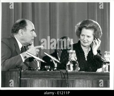 Septembre 09, 1981 Anglo-France - Sommet : le premier ministre, Mme Margaret Thatcher et le Président Mitterrand, qui est à Londres pour des entretiens avec le gouvernement britannique, a tenu aujourd'hui une conférence de presse commune à Londres. Sur la photo, Mme Thatcher et M. Mitterrand au cours de cette conférence de presse. Banque D'Images