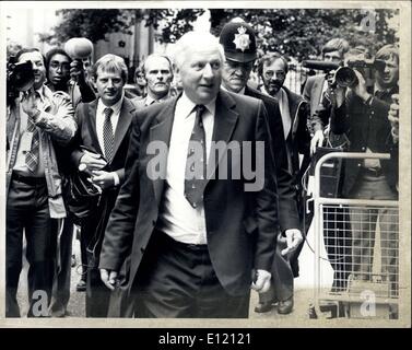 Le 14 septembre, 1981 - Mme. Thatcher bat son Cabinet : l'emploi Secrétaire James avant, menant modérées dans le cabinet a été le personnage clé dans les plans de Mme Thatcher pour des changements majeurs dans son gouvernement. Il est prévu que le nouveau cabinet sera annoncée aujourd'hui, leur première réunion aura lieu demain. Photo montre James avant entouré par les journalistes ne laissant aucune 10 après avoir rencontré le Premier Ministre. Banque D'Images