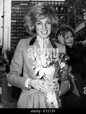 Un échevelé la princesse Diana arrive à la station de radio Banque D'Images