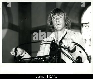 08 octobre 1981 - James Hunt dans la marionnette ; James Hunt le moteur de course chauffeur parlant sur l'esprit sportif au dialogue à l'heure du déjeuner .St Lawrence Jewry, mercredi. Banque D'Images