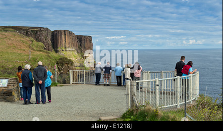 Les touristes À KILT ROCKS ET MEALT CHUTE PRÈS DE ELISHADER SUR L'ÎLE DE SKYE ECOSSE Banque D'Images