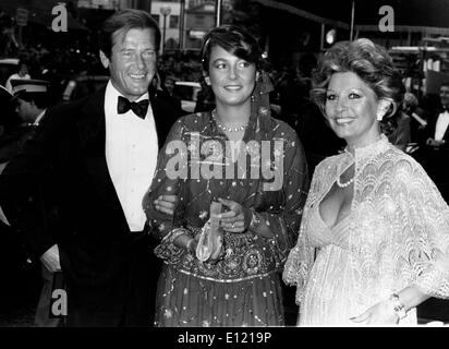 L'acteur Roger Moore chez film premiere avec la famille Banque D'Images