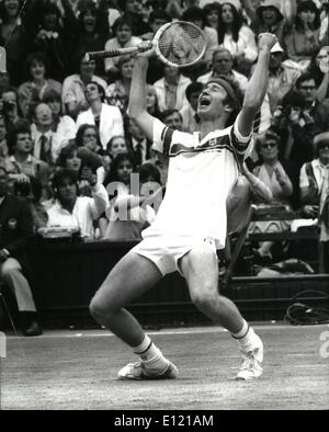 Juillet 05, 1981 - 5 juillet 1981 McEnroe remporte le titre à Wimbledon. L'Américain John McEnroe est devenu le champion de Wimbledon le samedi, quand il a battu le détenteur du titre au cours des cinq dernières années, Bjorn Borg. 6-4, 6-7, 6-7, 4-6. Montre Photo : John McEnroe au moment de victoire après avoir remporté le titre masculin sur le centre court de Wimbledon. Banque D'Images