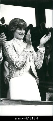 07 juillet 1981 - Lady Diana à Wimbledon : la photo montre Lady Diana se lève et applaudit Chris Evert-Lloy après avoir remporté le titre de single féminin à Wimbledon cet après-midi. Banque D'Images