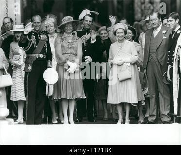 Juillet 07, 1981 - UN Royal Set-off le pour l'heureux couple : La Reine et le Prince Philip avec les parents de la mariée. Earl Spencer et Mme Frances Shand Kydd, comme elles et d'autres membres de la Famille Royale le Prince Charle's Watch et lady Diana partir pour leur lune de miel. Ils sont la princesse Margaret et son fils, le vicomte Linley : la princesse Anne et son mari le capitaine Mark Phillips, le Prince et le duc de Kent et la fille, Lady Helen Windsor et de la princesse Alice, duchesse de Glucester hier au Palais de Buckingham. Banque D'Images