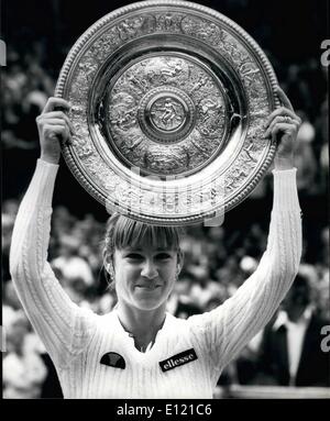 Juillet 07, 1981 - Chris Evert-Lloyd remporte la finale dames : Le No 1 chers Chris semences Ever-Lloyd a remporté la finale dames sur le court central de Wimbledon aujourd'hui quand elle a battu le 19-year-old Czech Mandykeve par 6-2 6-2. Phot montre Chris Lloyd contient jusqu'le trophée après avoir remporté le titre à Wimbledon aujourd'hui. Banque D'Images