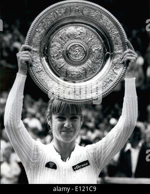 Juillet 07, 1981 - Chris Evert-Lloyd remporte la finale dames : Le No 1 chers Chris semences Evart-Lloyd a remporté la finale dames sur la cour des centres à Wimbledon aujourd'hui quand elle a battu la jeune fille tchèque de 19 ans Hara Mandikova par 6-2 6-2 Photo montre Chris Lloyd jusqu'hols le trophée après avoir remporté le titre à Wimbledon aujourd'hui. Banque D'Images