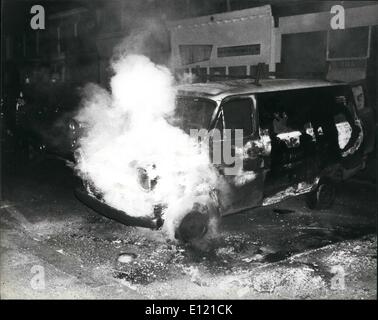 Juillet 07, 1981 - des barricades et des cocktails Molotov un Brixton éclate : le calme de Brixton a éclaté hier soir quand la violence frappe les rues. Dix policiers ont été blessés lorsque des jeunes noirs de jets de pierres ont mis le feu à des voitures et cars et essayé de construire des barricades après avoir été chassés par la police d'Raliton Road dans les premières heures du matin. Les habitants de Brixton ont été irrités par un groupe d'une centaine d'officiers de police qui se sont rendus dans le domaine de la recherche, hier matin, environ une douzaine d'accueil à des cocktails molotov. Photo montre un truck au cours de l'affrontement avec la police dans les rues de Brixton hier soir. Banque D'Images