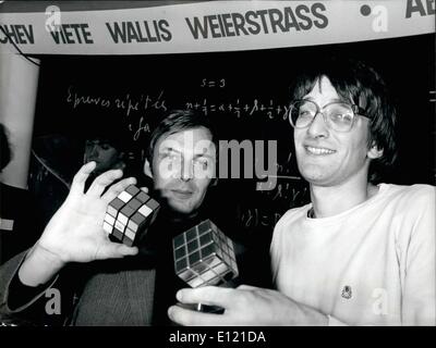 10 octobre 1981 - Le gagnant du championnat du Rubik's cube, 25 ans Jerome Jean Charles est photographié avec le Rubik's cube inventeur Erno Rubik. Il a résolu le cube en 31 secondes. Le concours a eu lieu au Palais de la Decouverte. Hiver 1917 Petrograd Banque D'Images