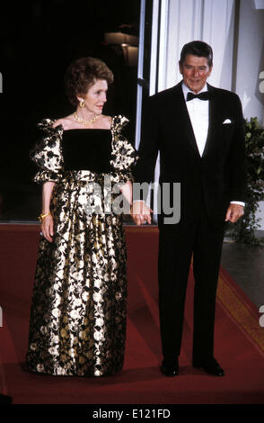Oct 13, 1981 ; Washington, DC, États-Unis ; États-Unis président républicain Ronald Reagan avec son épouse NANCY REAGAN qui fréquentent le ballon tenu en l'honneur du roi d'Espagne Juan Carlos en visite d'état.. (Crédit Image : KEYSTONE/ZUMAPRESS.com) Photos USA Banque D'Images
