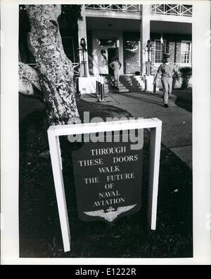 Le 12 décembre 1982 - NAVAL AIR STATION Pensacola, Floride 4/82 - La Marine américaine des agents de l'aviation de l'école candidate quatorze semaine tra Banque D'Images