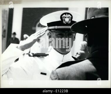 Le 12 décembre 1982 - les États-Unis. Les officiers de l'aviation de la marine de l'école candidate quatorze semaines de formation programme produit les officiers de marine avec la discipline dans l'aviation plutôt que les champs à bord. Après leur mise en service comme Insigns" dans la Marine américaine, l'ex-SP, continuer leur formation de l'aviation dans une variété de domaines, notamment la formation des pilotes de la marine, officier de vol, l'air force et de l'entretien général de la formation. Ensign George Fairhurst accepte sa première cérémonie de remise des diplômes suivants salute. Banque D'Images