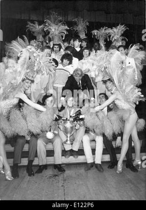 19 mai 1982 - Paris, France - monde-célèbre Moulin Rouge, immortalisé par Toulouse-Lautrec est situé à Montmartre, le seul endroit à Paris où vous pouvez voir le vrai pouvez Can. Le Moulin Rouge est une destination touristique, offrant encore de la danse de divertissement pour les visiteurs adultes de partout dans le monde. De nombreuses stars internationales ont joué sur scène au Moulin Rouge : Ella Fitzgerald, Liza Minelli, Frank Sinatra, Elton John. Sur la photo : Moulin Rouge Ensemble de 1982. Banque D'Images