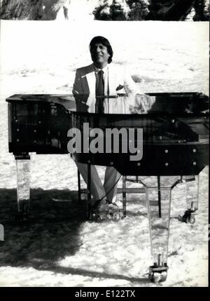 10 octobre 1983 - Concert dans les Alpes : l'autrichienne célèbre chanteuse et artiste Udo Juergens joue la mélodie principale de son nouvel album ''reamdancer''(''Traumtanzer'') au 11332 pieds de haut ''Jungfraujoch'' en Suisse - à 20 centigrades au-dessous de zéro ! Juergens organisé ce gag pour sa nouvelle de la radiodiffusion-show de cette année. Banque D'Images