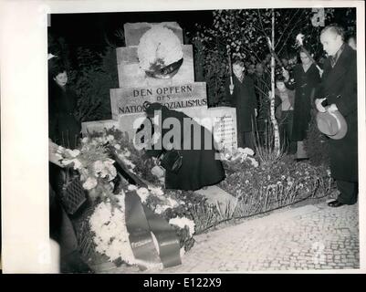 11 novembre 1983 - 15 ans après la "Nuit de cristal" en 1938, un monument commémoratif de avait été dévoilé pour les victimes du national-socialisme sur la deuxième place de pierre à Berlin le 9 novembre. Le monument avait été construit par des pierres de ruines de la synagogue détruite dans le Fassaenstreet. photo montre le dévoilement du monument. Beaucoup de gens de Berlin mettre des fleurs et guirlandes pour leurs proches décédés par les tortures de la Nazi-régimes. Banque D'Images