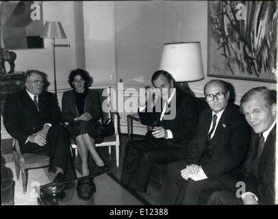 16 février 1984 - Le Vice-président américain George Bush, en venant de Rome, a été reçu à l'Hôtel Matignon par le Premier Ministre Pierre Mauroy avant d'aller à l'Elysée. Ils sont illustrés au cours de la réunion à l'hôtel. Banque D'Images