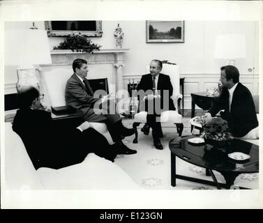 Mai 05, 1984 Jeux Olympiques - parler à la maison blanche : le président Ronald Reagan se réunit dans le bureau ovale aujourd'hui avec des responsables du Comité International Olympique et le Comité Olympique Los Angles. Photo montre Juan Antonio Samaranch (chaise blanche), Président du Comité International Olympique ; Peter Ueberroth, Président du Comité Olympique de Los Angeles, et Michael Deaver, Chef de cabinet adjoint et adjoint au président. Banque D'Images