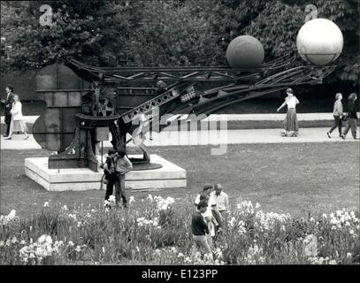 Juin 06, 1984 - Exposition de sculptures à Bâle : l'artiste Suisse Bernhard travailler Luginbuhls ''seal'' est vu dans le ''Merian'' - jardin pendant l'exposition ''Sculpture au 20e siècle'' à Bâle (Suisse). Le salon est ouvert jusqu'au 30 septembre 1984. Banque D'Images