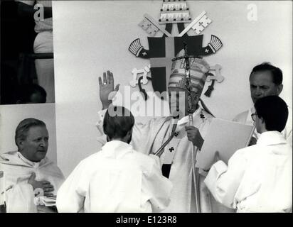 Juin 06, 1984 - Célébrer la première messe en Suisse. Le pape Jean-Paul II célèbre sa première messe jamais organisé en Suisse au stade de football Cornaredo à Lugano, Suisse. La visite en Suisse du pontife de Juin 12 à 17. Banque D'Images