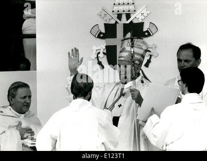 Juin 13, 1984 ; Lugano, Suisse ; LE PAPE JEAN PAUL II célèbre sa première messe en Suisse Banque D'Images
