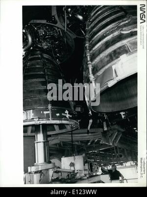 Juillet 07, 1984 - Le Centre spatial Kennedy, Floride - Le 3 principal moteur de l'Orbiteur Discovery est prêt pour l'enlèvement le 3 juillet 1984 après une tentative de lancement avorté le 26 juin dernier. La navette spatiale des ordinateurs de bord a résilié le compte à rebours à T-4 secondes après une vanne de carburant dans le moteur n'a pas pu ouvrir correctement pendant la séquence d'allumage. Un nouveau moteur qui n'a pas effectué auparavant, mais a été testé sur la découverte au cours de la préparation de vol en tirant est le remplacement. Banque D'Images