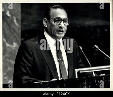 08 octobre 1984 - Le président récemment élu de la guerre d'El Salvador, José Napoléon Duarte, est venu à l'Organisation des Nations unies aujourd'hui, pour parler de la 39e session de l'Assemblée générale. Au cours de son discours devant l'Assemblée le président Duarte a annoncé son intention de tenir des pourparlers de paix avec les différentes factions de la guérilla dans son pays. Photo montre José Napoléon Duarte lors de son discours à la 39e Assemblée générale de l'Organisation des Nations unies à New York. Banque D'Images