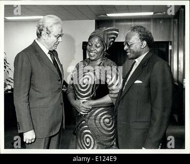 26 octobre 1984 - L'évêque Desmond Tutu, lauréat du Prix Nobel de la paix en 1984 a payé un appel sur Perez de Cuellar, secrétaire général au siège des Nations Unies à New York aujourd'hui. Montre Photo : M. de Cuellar avec Mgr Tutu et sa femme Léa. Banque D'Images