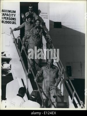 11 novembre 1984 - retour en toute sécurité au Centre spatial Kennedy, en Floride.. Les astronautes en sortie de l'Orbiteur Discovery au Centre spatial Kennedy atterrissage. L'escalier descendant sont Commander Frederick Hauck, David Walker, pilote et les spécialistes de mission Joe Allen, Ann Fisher et Dale Gardner. Dans la baie de chargement les astronautes ramené à partir de l'espace deux satellites qui ont été dans une mauvaise orbite. Dans les 8 jours dans l'espace. Les astronautes a lancé deux satellites et récupéré deux satellites. Banque D'Images