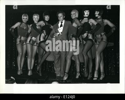 11 novembre 1985 - Photo montre Marc Cholodenko a reçu hier le crazy horse pour son 800k ''Histoire de Viyant Lanon'' (Erctic Littérature). Ici c'est félicité par les danseurs au Crazy Horse Saloon, Paris. Banque D'Images