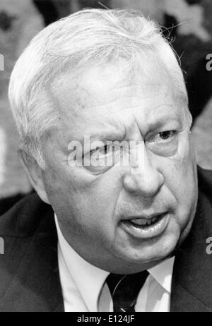 Le Premier Ministre Ariel Sharon s'exprime à l'aéroport Banque D'Images