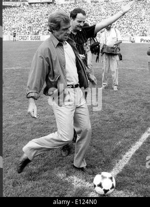 Jean-Paul Belmondo acteur kicks soccer ball Banque D'Images