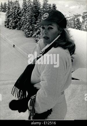 Le 12 décembre 1986 - Ursula Andress à Gstaad : Swiss né actrice Ursula Andress a passé quelques jours dans la station de ski de Gstaad, Berner Oberland. Contrairement à d'autres membres de la communauté de Jet-Set, qui sont en vacances là-bas, elle a passé beaucoup de jours sur la ses skis. Banque D'Images