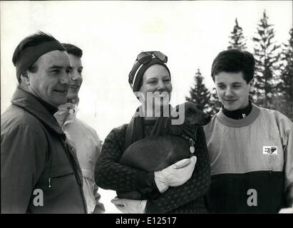 Le 12 décembre 1986 - Famille royale danoise en Suisse la famille royale danoise passe les vacances dans le petit village de gsteig dans les Alpes Bernoises (Suisse). Notre photo montre (de gauche à droite) . Le Prince Henrik, le Prince héritier Frederik, la Reine Margarethe et Princesse Joachim pendant la séance photos. Banque D'Images