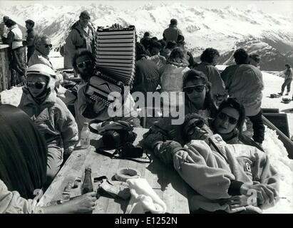 Avril 04, 1991 - Alpine Fun : Skieurs à Davos-Parsenn, dans le canton suisse Grisons profiter de la merveilleuse température et l'excellente vue panoramique au cours de ces derniers jours de la saison de ski dans les Alpes. Banque D'Images