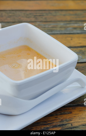 Close up fresh soupe de tomate dans un bol blanc avec cuillère Banque D'Images