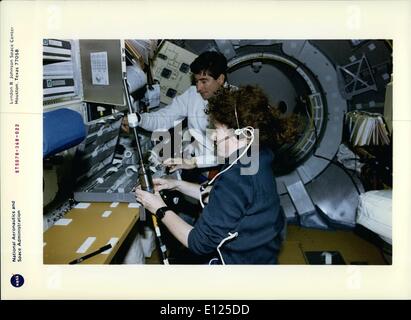 Juin 06, 1996 - Johnson Space Center, Houston, Texas STS-78 à bord de vue : Susan J. Helms, astronaute, commandant de la charge utile, et Terence T. (Tom) Henrick, commandant de mission, préparer un échantillon contenant la cartouche de cristaux semi-conducteurs recherche Spacelan.Les cristaux ont été placés dans l'appareil de chauffage dégradé avancé (AGHF) dans la vie et la microgravité (LMS Spacelab-1) Module scientifique. L'AGHF est conçu pour la solidification directionnelle des cristaux dans l'exemple d'encre Banque D'Images